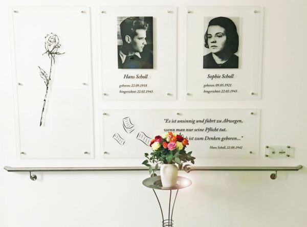Bild der Gedenktafel für Hans und Sophie Scholl