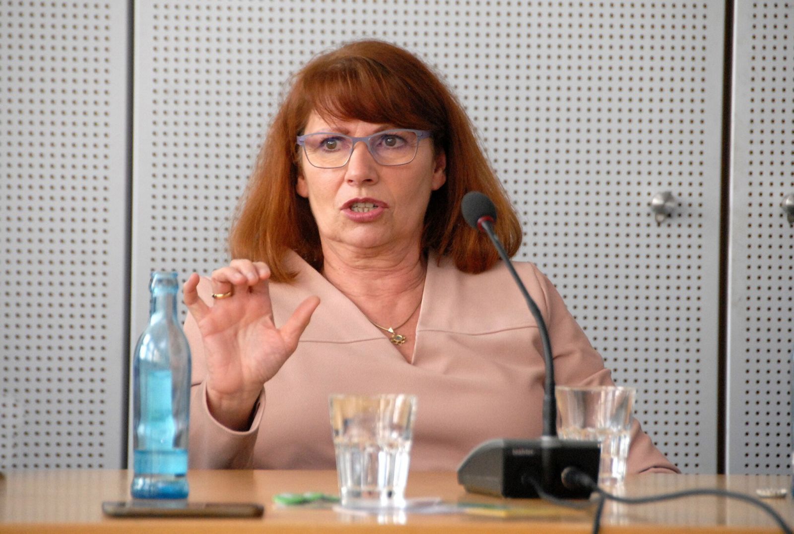 Petra Köpping (58, SPD), Staatsministerin für Integration musste sich in der Pressekonferenz unseren Fragen stellen.